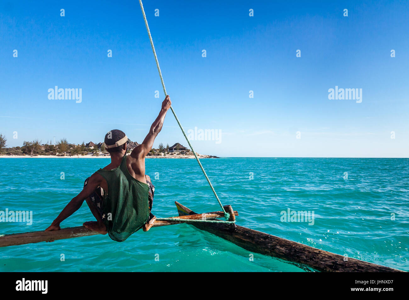 Vezo Bootsmann auf seine Ausleger-Kanu in der Ambatomilo-Lagune im südwestlichen Madagaskar am 23. Oktober 2016 Stockfoto