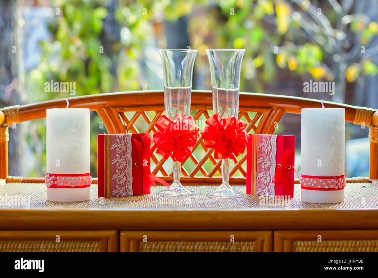 Gläser mit Kerzen und Karten liegen auf dem Tisch Stockfoto