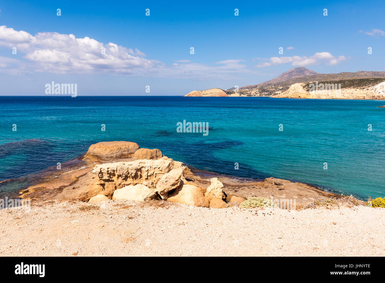 Felsformationen am Firiplaka Beach, einem der beliebtesten Strand befindet sich an der Südseite in Insel Milos. Kykladen, Griechenland. Stockfoto