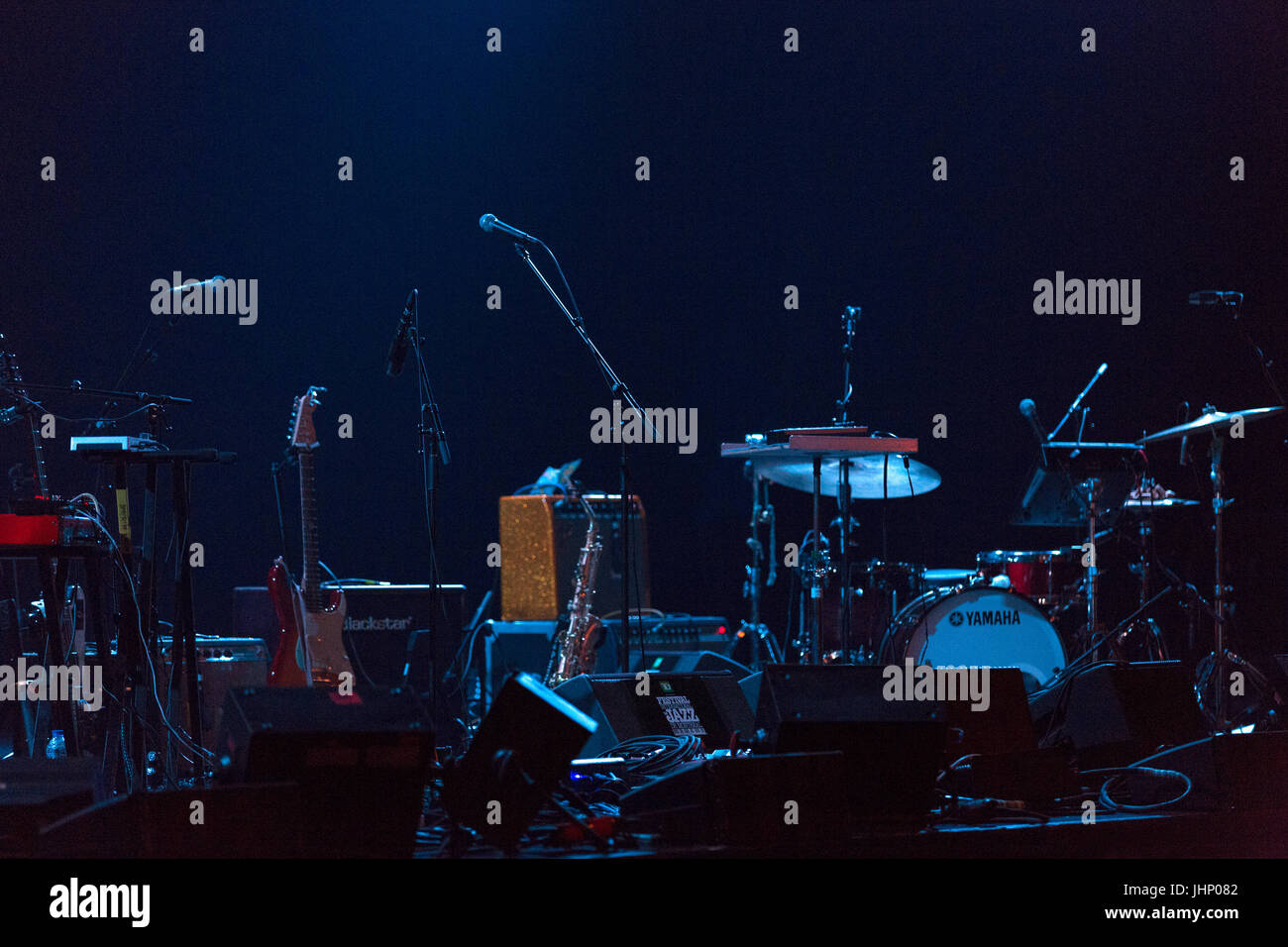 Montreal Jazz Festival, leere Bühne mit Musikinstrumenten und Bühnenbeleuchtung Stockfoto