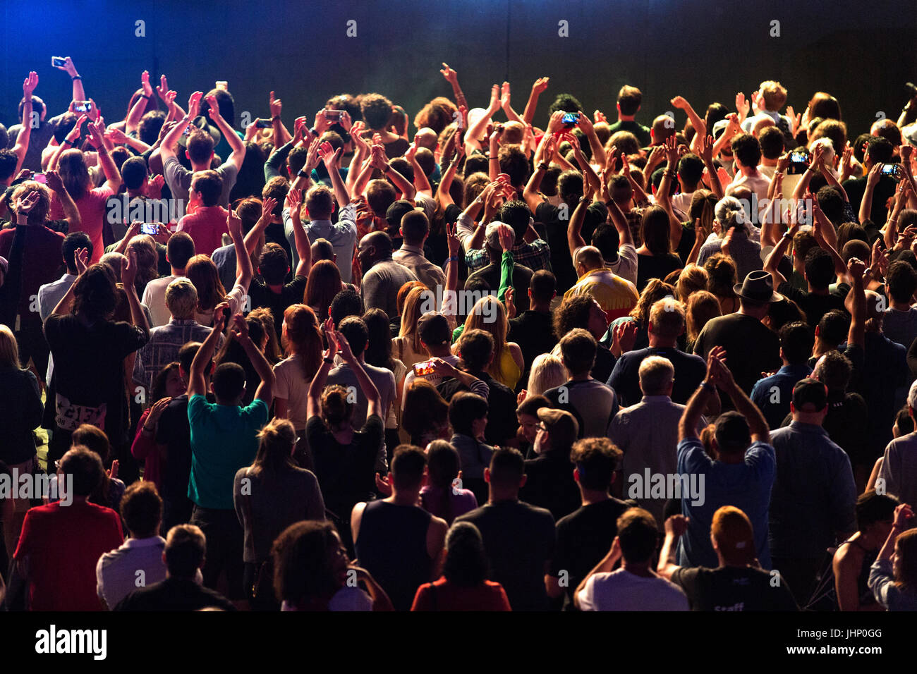Kanada, Quebec, Montreal, Montreal Jazz Festival, Konzert-Publikum, Hände in der Luft winken, Hintergrundbeleuchtung Stockfoto