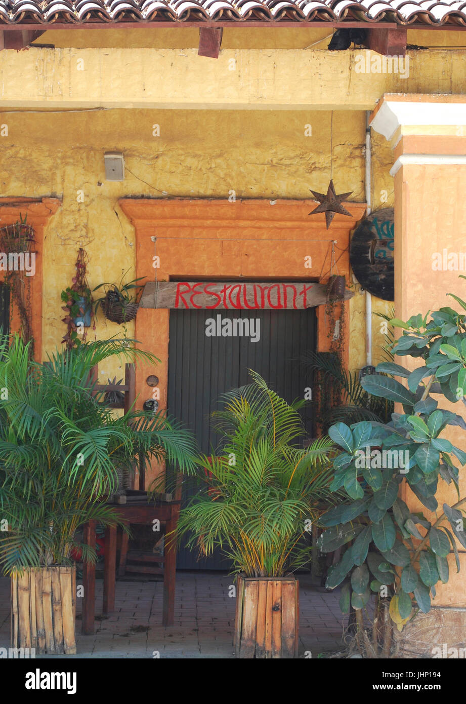 Außenbereich des Restaurants in die charmante mexikanische Stadt von El Tuito, Jalisco, Mexiko Stockfoto