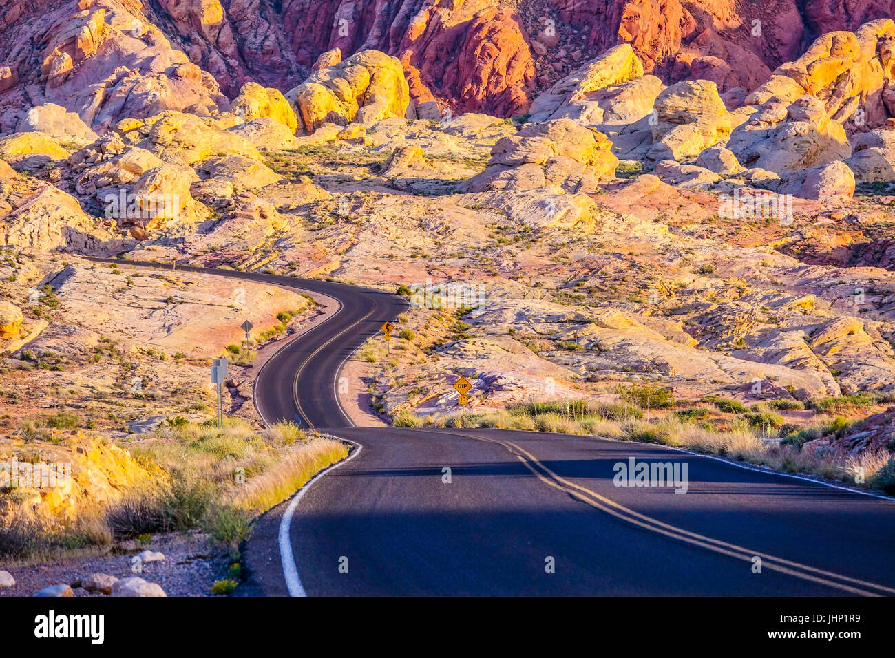 Endlose Straßen durch die Wüste von Nevada Stockfoto