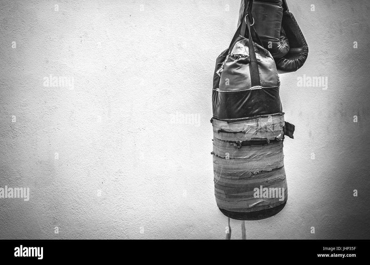 Foto von einem alten Boxsack und ein paar Boxhandschuhe Stockfoto