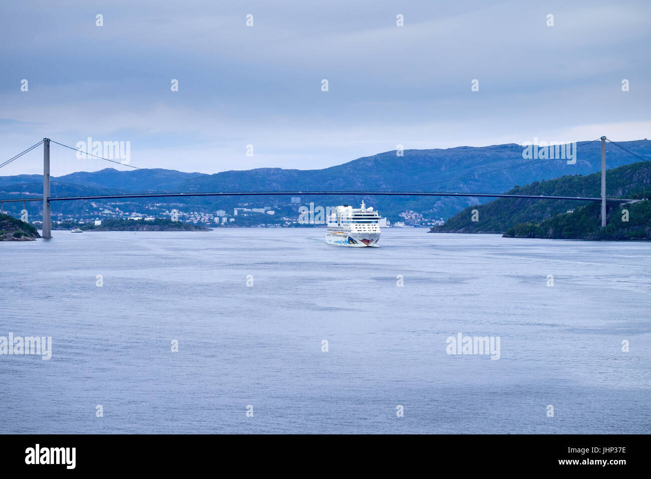 AIDAluna verlassen Bergen. AIDAluna ist eine Sphinx Klasse Kreuzfahrt Schiff, gebaut auf der Meyer Werft für AIDA Cruises, einer der zehn Marken im Besitz von Carnival Corp Stockfoto