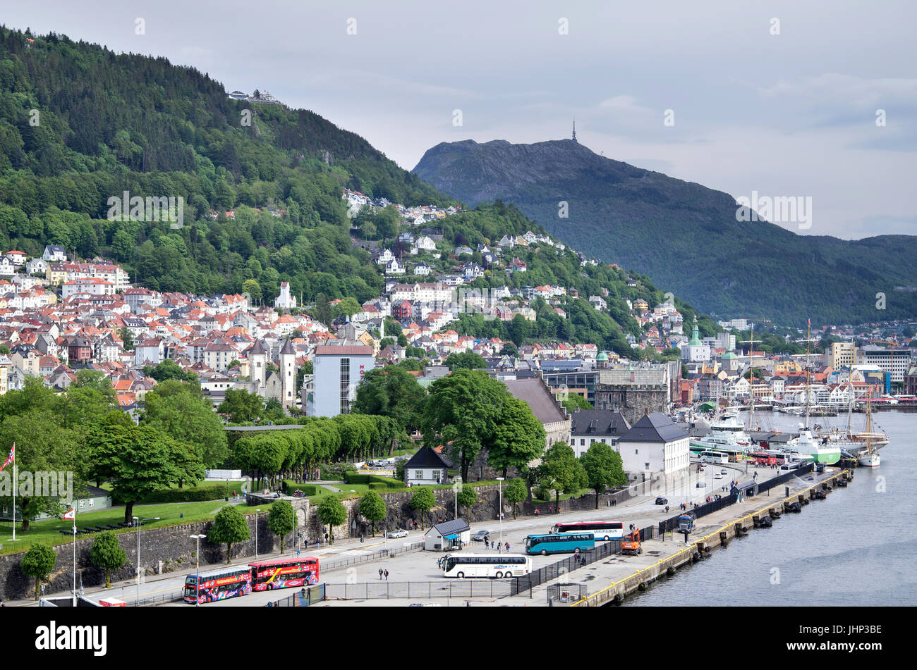 Blick aufs Meer von Bergen mit Mounta Floyen und Ulriken. Bergen ist die zweitgrößte Stadt in Norwegen. Stockfoto