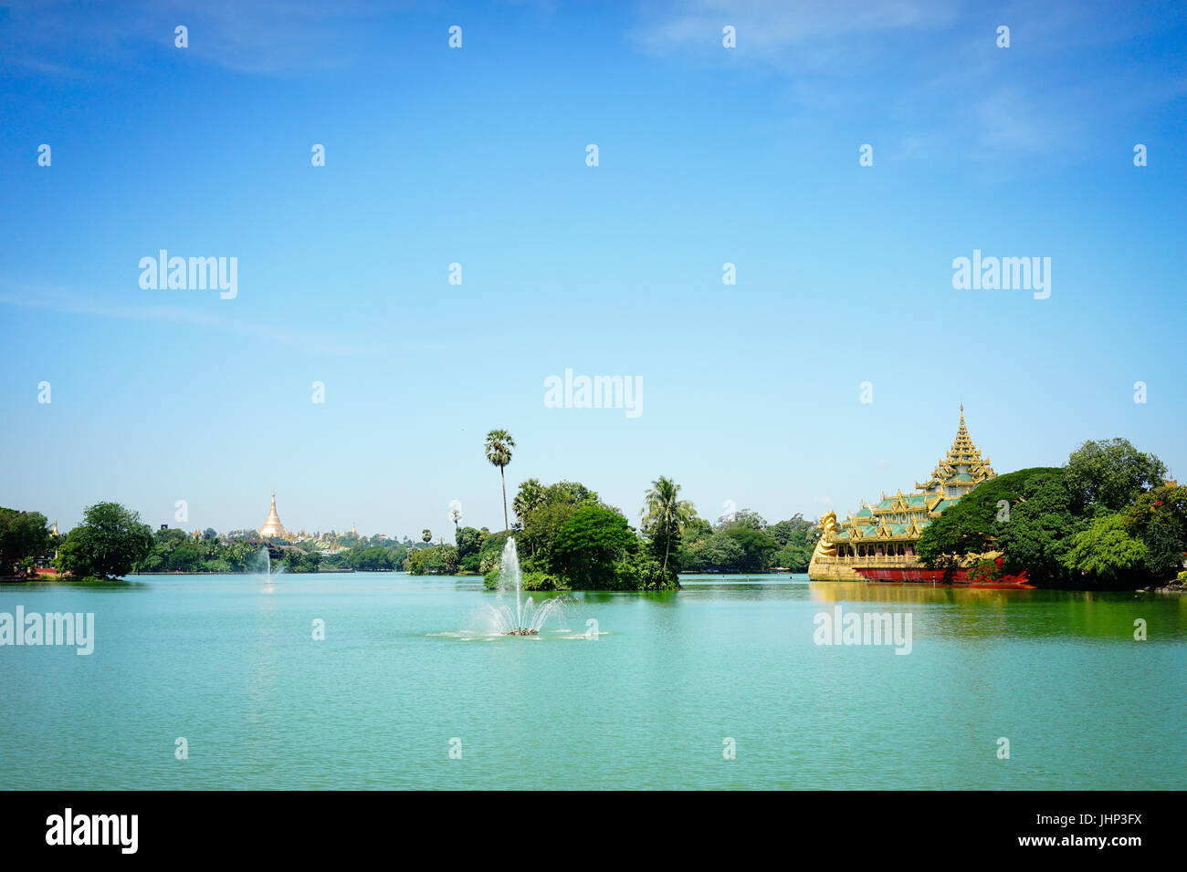 Blick auf Karaweik Hall, ein Palast auf dem östlichen Ufer des Kandawgyi See, Yangon, Myanmar (Burma). Stockfoto