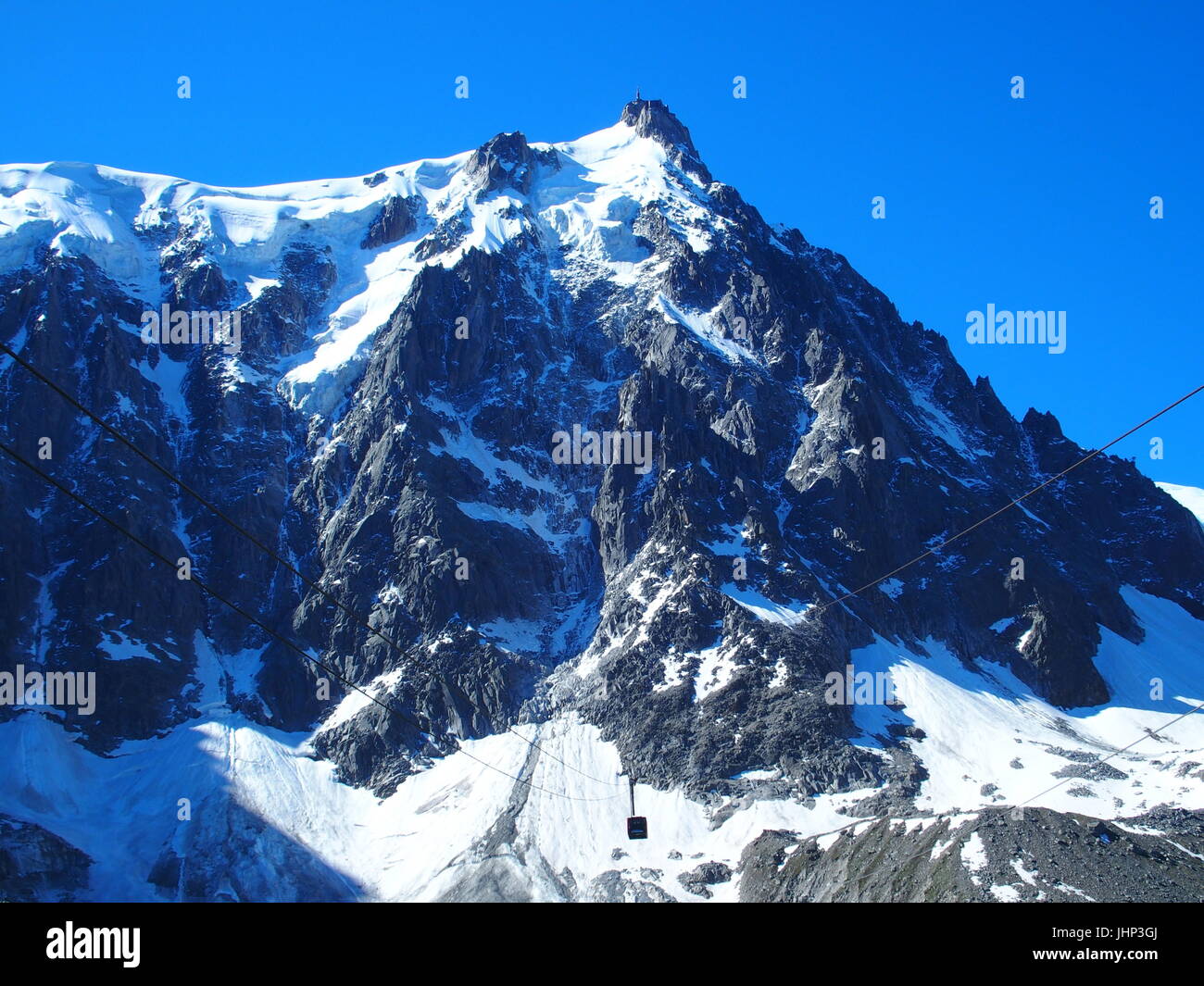 AIGUILLE DU MIDI Spitze Top Französisch alpinen Bergkette in Alpen Landschaft, obere vertikale Aufstieg Seilbahn der Welt in Frankreich, klaren, blauen Himmel im Jahr 2016 Stockfoto