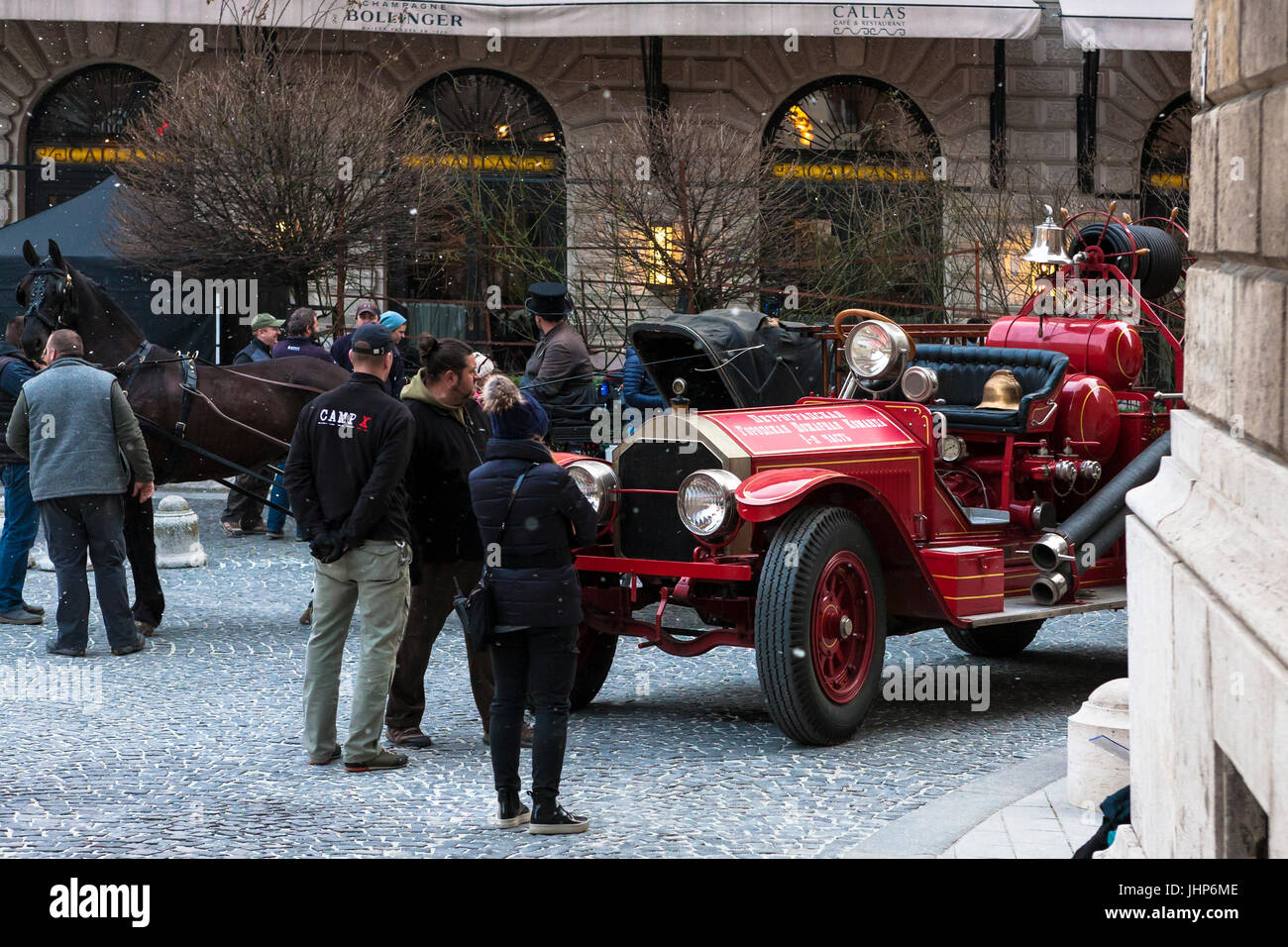 1923 American LaFrance Typ 48 Feuerwehrauto als Bestandteil einer Filmkulisse: Dalszínház Útca, Teresienstadt, Budapest, Ungarn Stockfoto