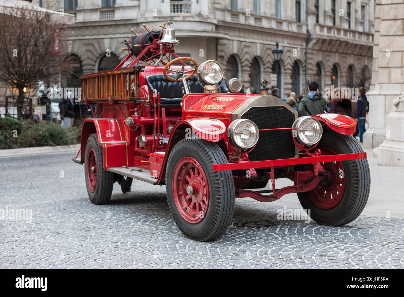 1923 American LaFrance Typ 48 Feuerwehrauto auf den Straßen von Budapest im Rahmen eines Filmsets: Dalszínház Útca, Teresienstadt, Budapest, Ungarn Stockfoto