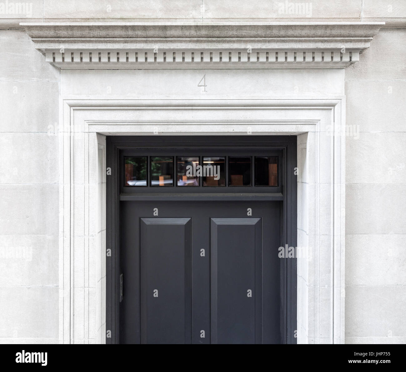 saubere, elegante Tür an der Vorderseite eine Manhattan-Stadthaus auf der Upper East Side, NYC Stockfoto