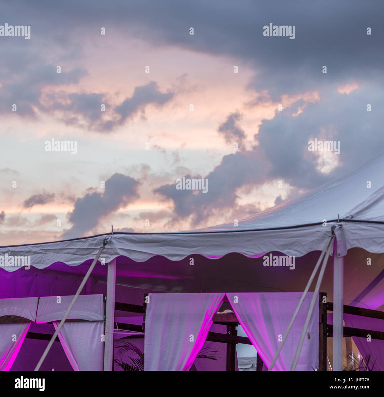 Detailaufnahme eines Zeltes gegen einen erstaunlichen Himmel in Bridgehampton, New York Stockfoto