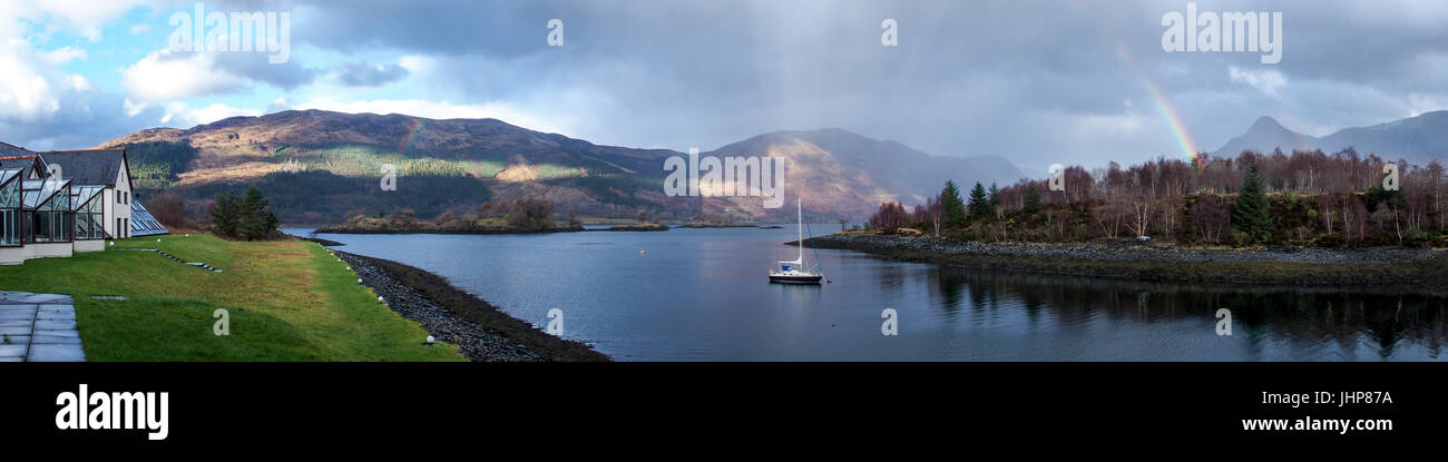 Yacht vor Anker im Loch Leven neben Isles of Glencoe, Hotel, Highland, Schottland Stockfoto
