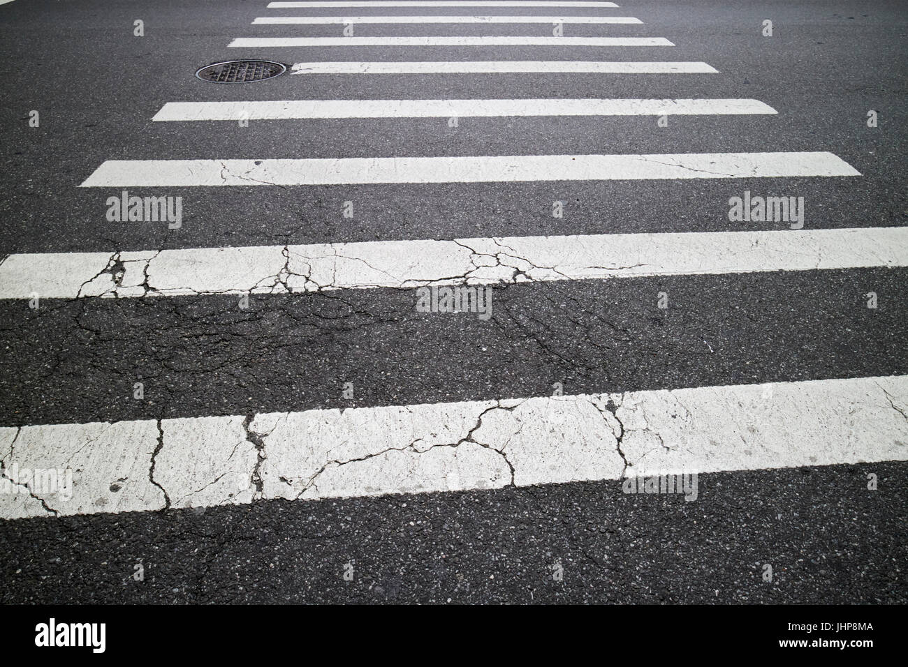 geknackt weiße gemalte Linien bedeuten Zebrastreifen auf street New York City Vereinigte Staaten Stockfoto