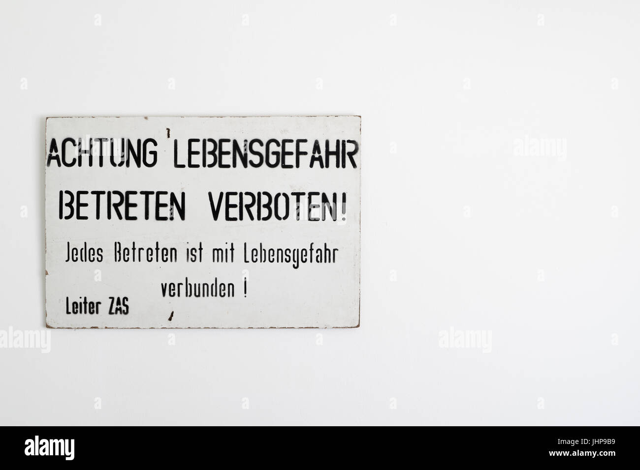 Ost - West - deutschen Grenze Warnschild auf einer weißen Wand mit kopieren. Gefunden und der Wiedervereinigung Deutschlands am Ende des Kalten Krieges. Stockfoto