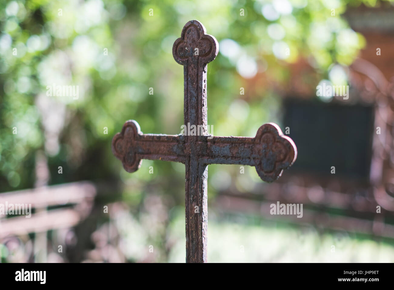 altes Kreuz auf dem Friedhof isoliert, Rusty Kreuz am Friedhof Stockfoto