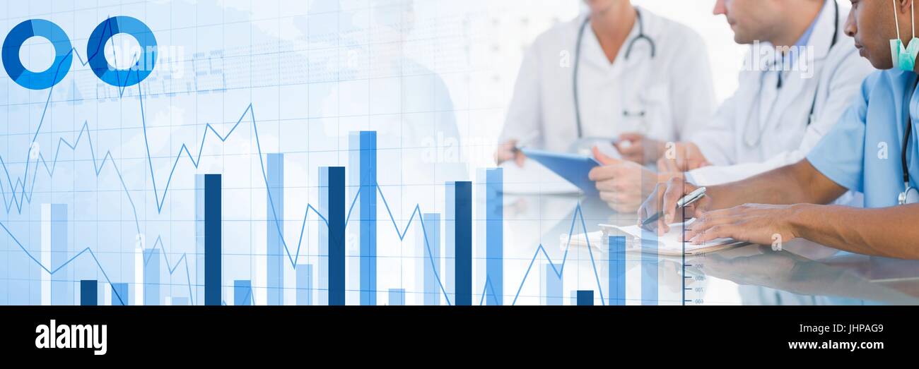 Digitalen Verbund von Ärzten mit einem Treffen mit Diagrammen und Abbildungen Statistik Übergangseffekt Stockfoto