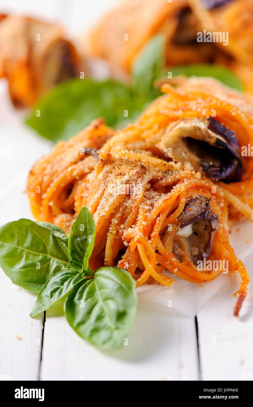 Gebratene Spaghetti mit aubergine Stockfoto