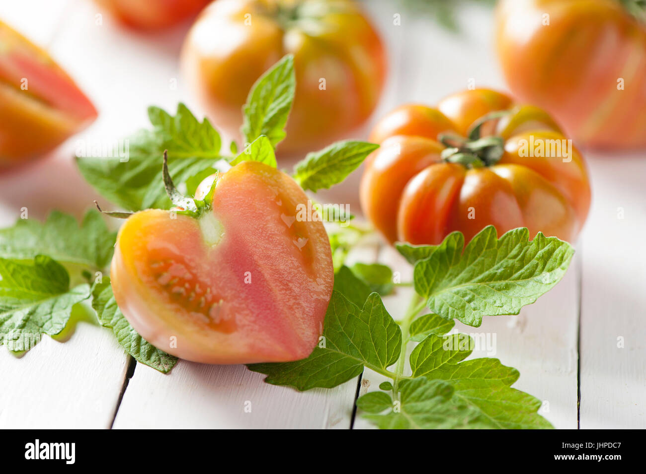 Frische Tomaten auf Holz Hintergrund Stockfoto