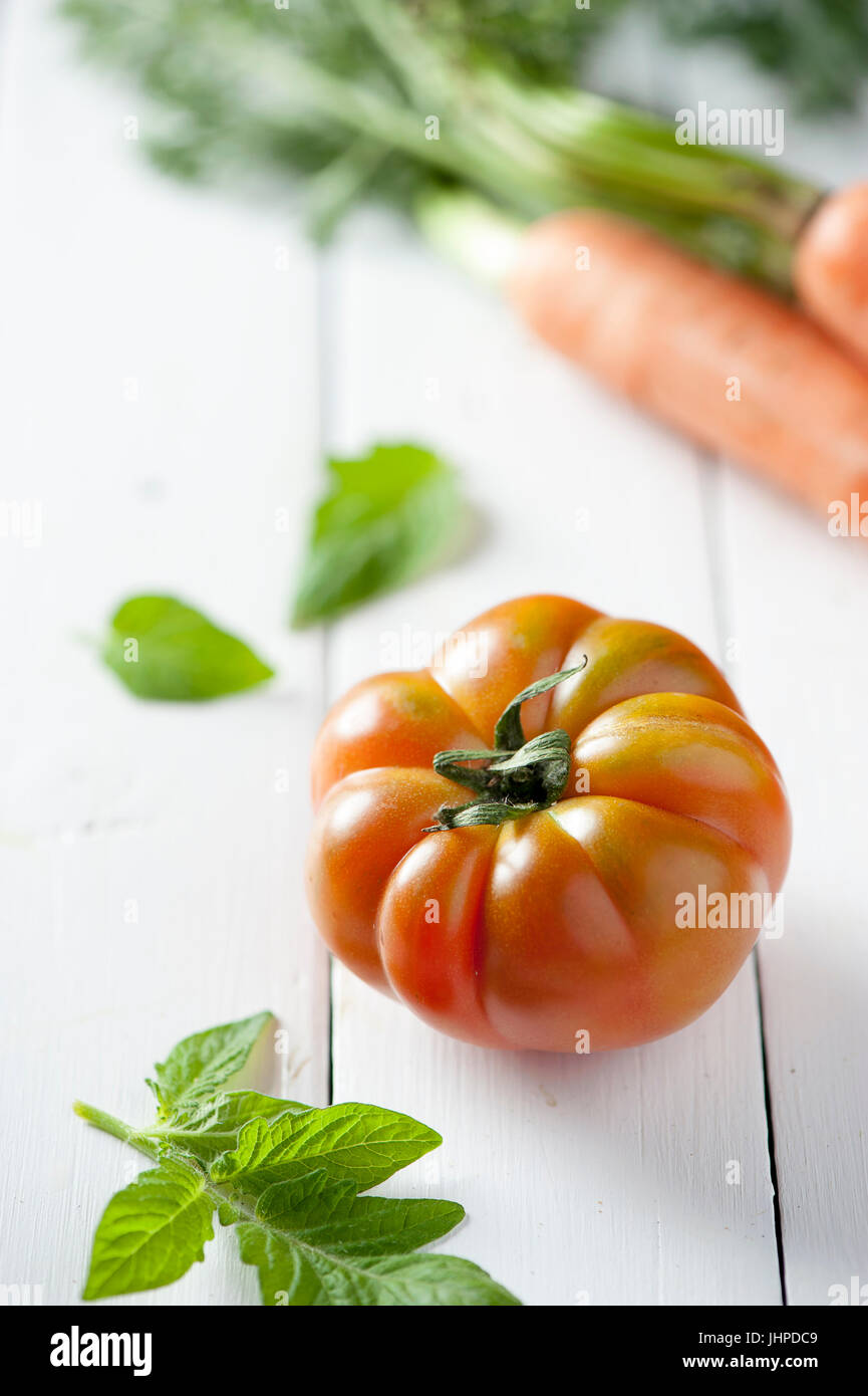 Frische Tomaten auf Holz Hintergrund Stockfoto