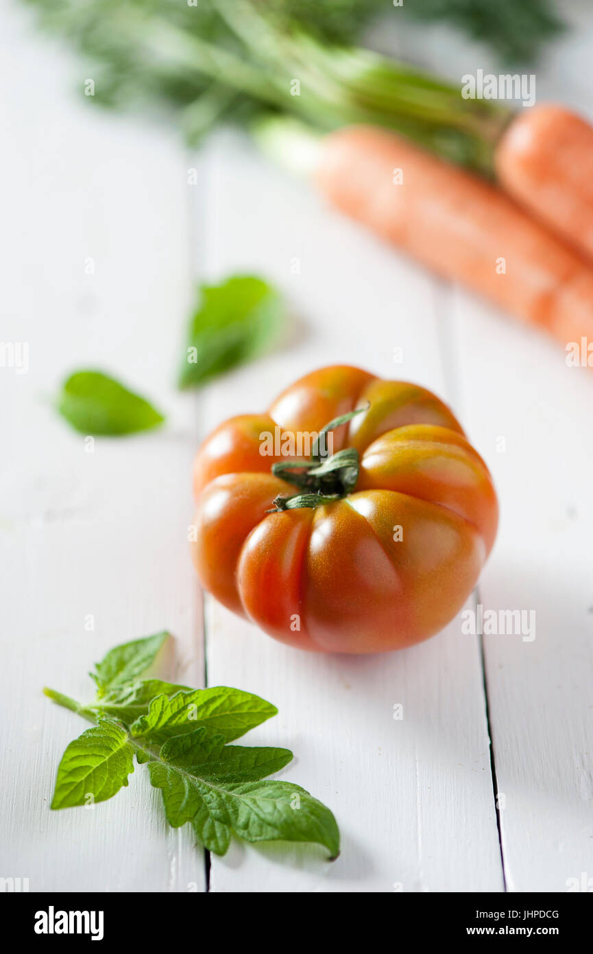 Frische Tomaten auf Holz Hintergrund Stockfoto