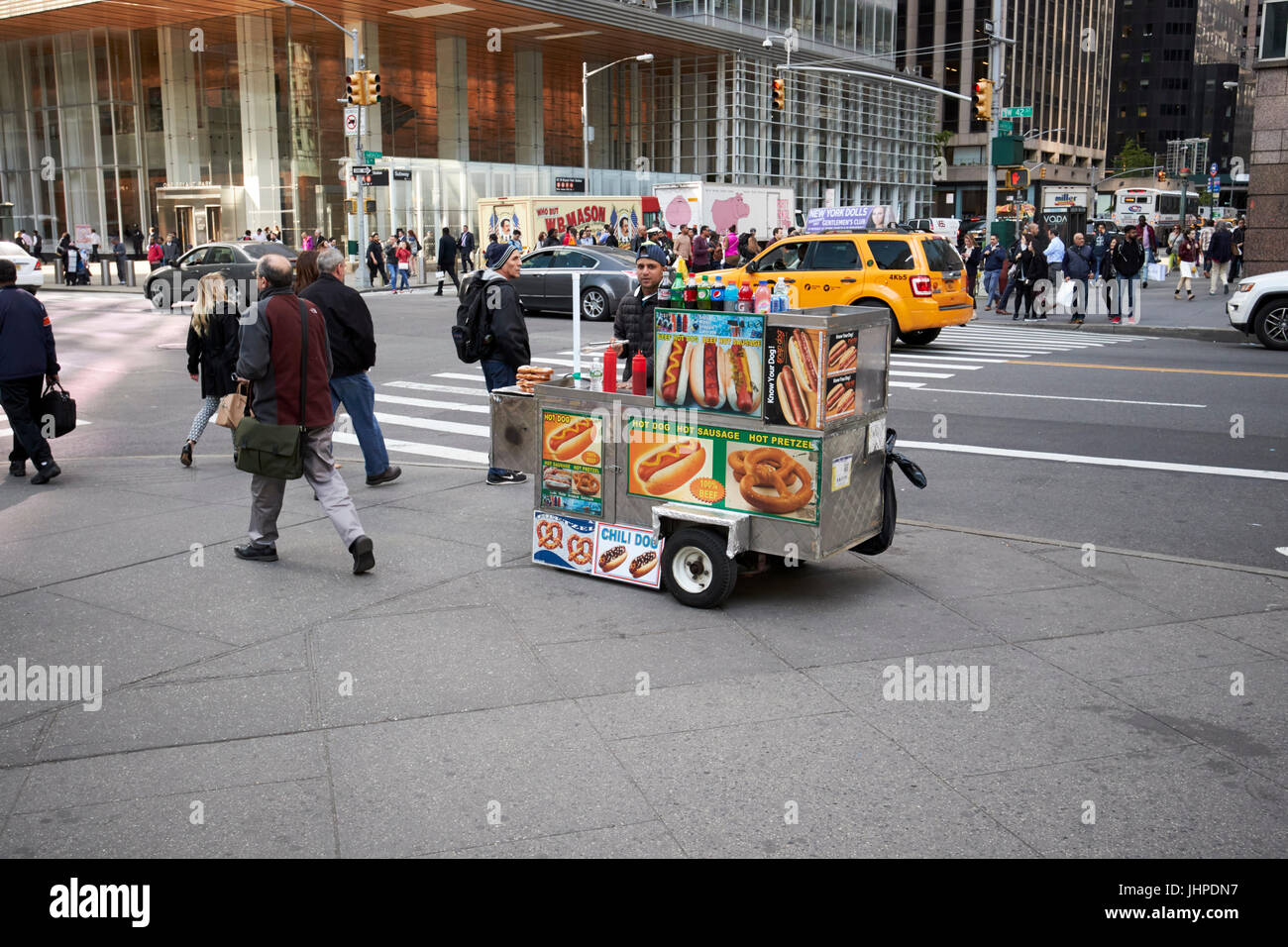 Hot-Dog Straßenhändler verkaufen auf Bürgersteig in New York City USA Stockfoto