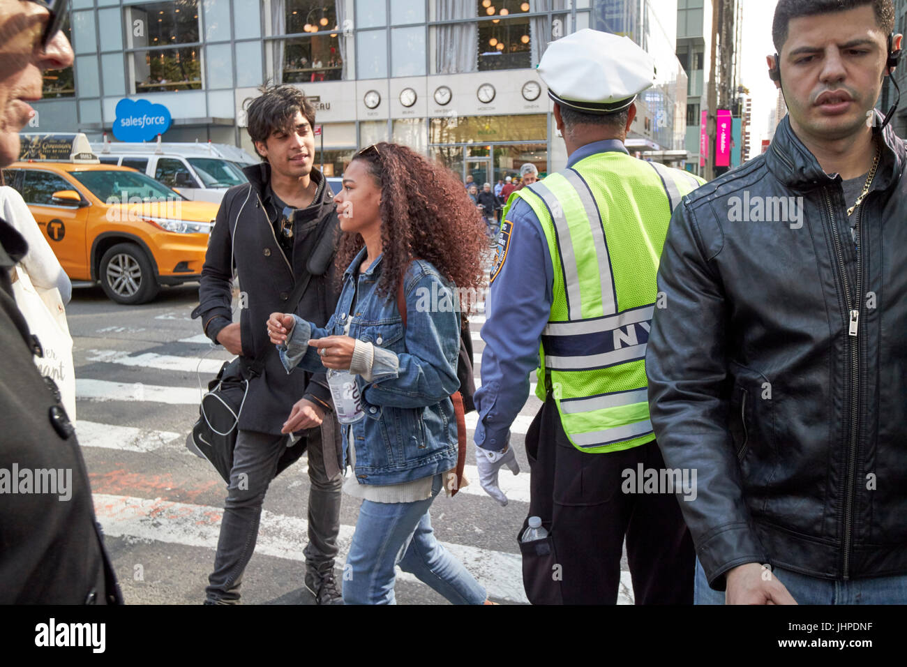 Menschen Sie Kreuzung Straße belebten Kreuzung New York City USA Stockfoto