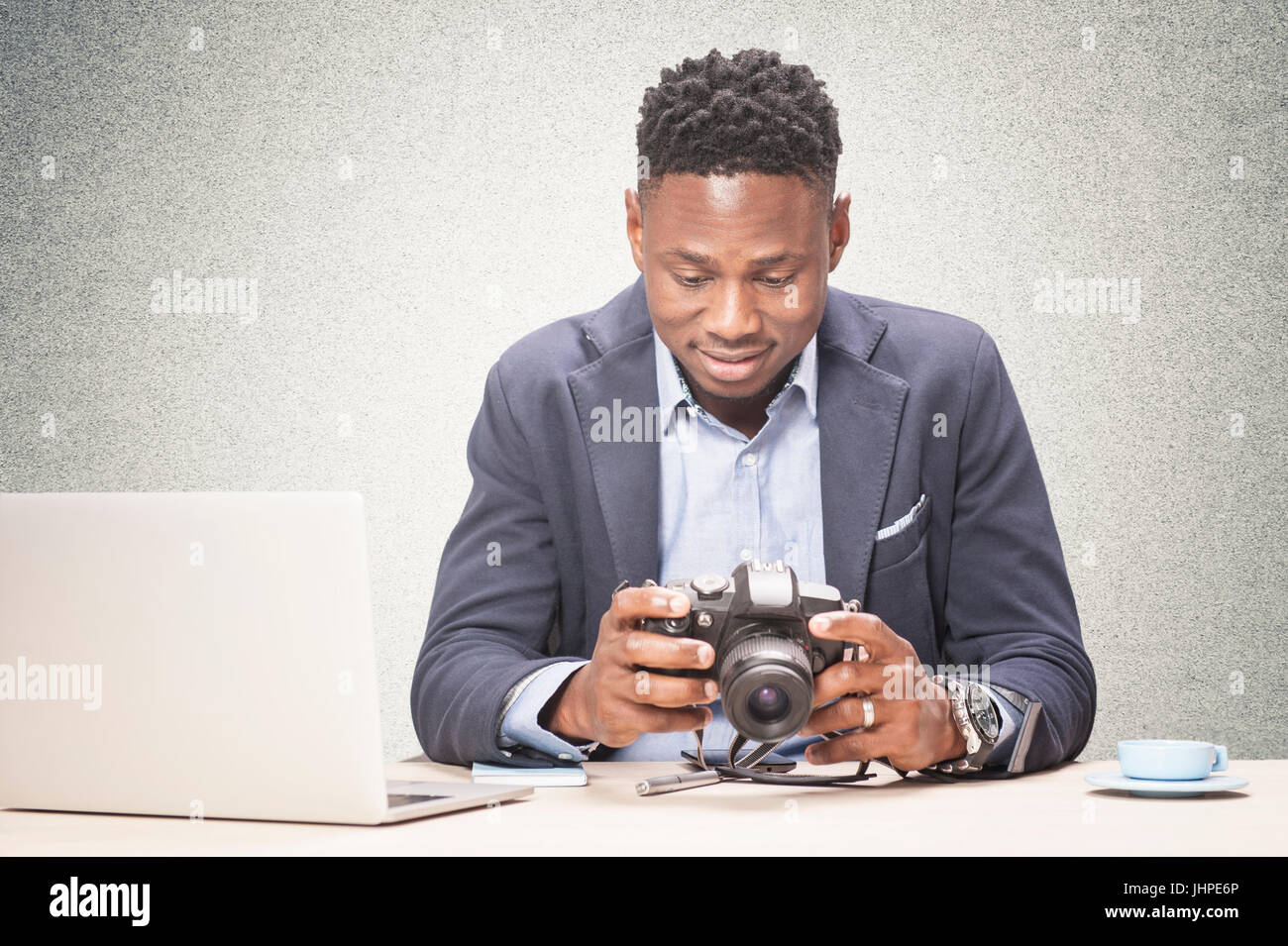 Privatdetektiv schaut Fotos Stockfoto