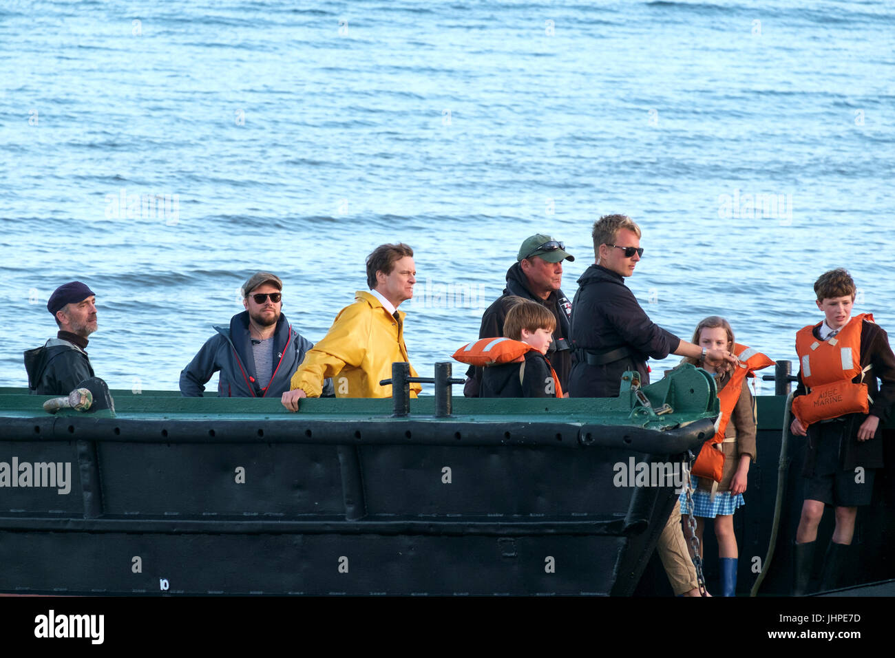 Colin Firth und Crew transfer vom Yacht zum Ufer von Landungfertigkeit während der Dreharbeiten zu The Mercy, die Donald Crowhurst Geschichte in Teignmouth, Devon Stockfoto