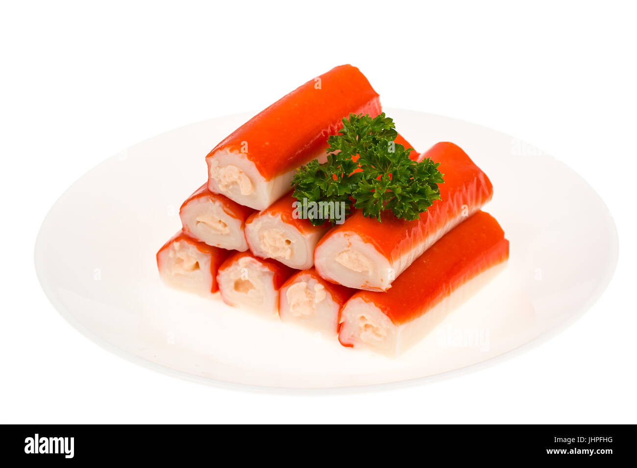 Krabben-sticks Surimi gefüllt mit Käse auf weißem Hintergrund. Studio ...
