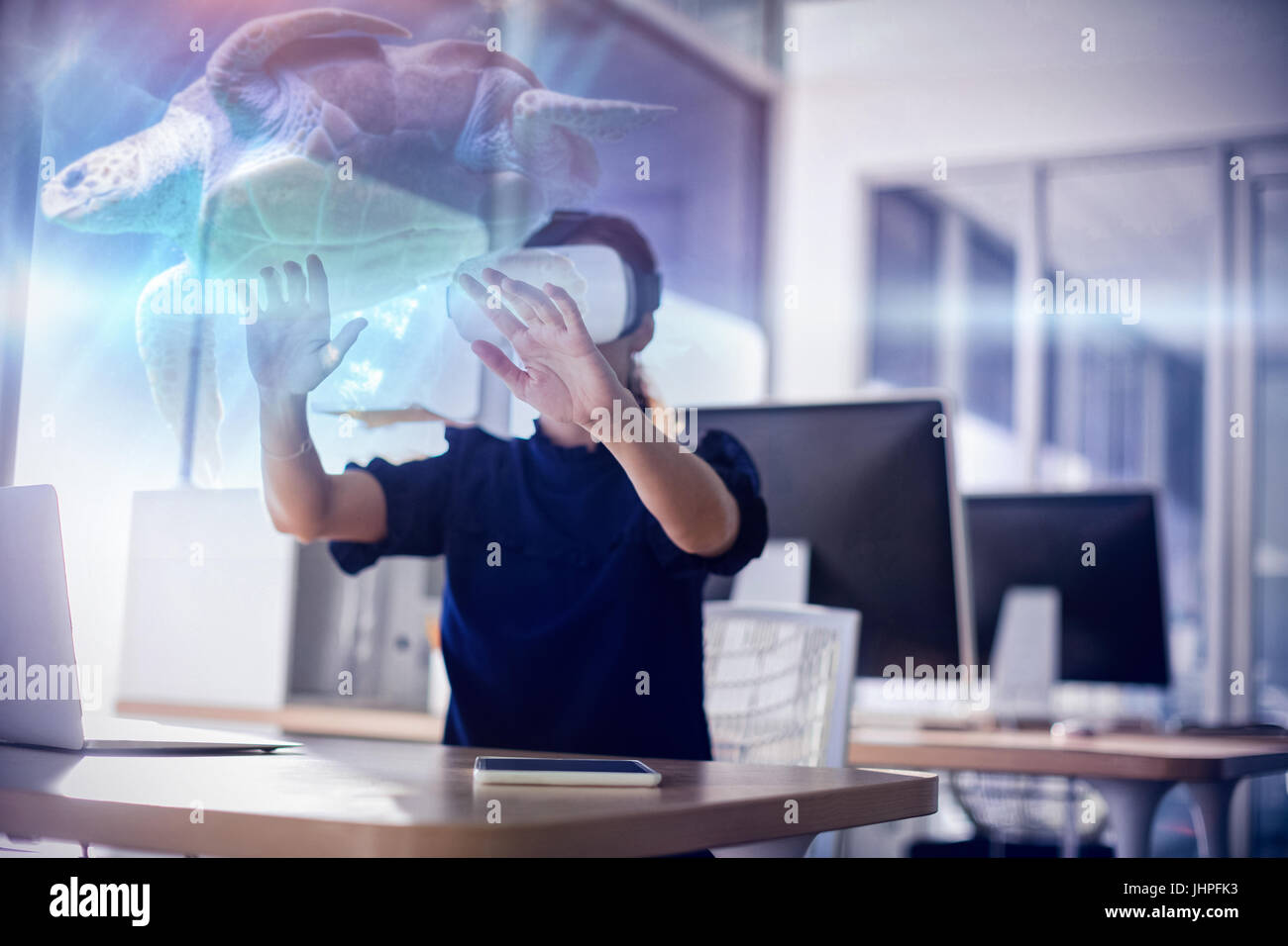 Meeresschildkröten Schwimmen mit Fisch im Tank gegen Geschäftsfrau gestikulieren mit virtual-Reality-simulator Stockfoto