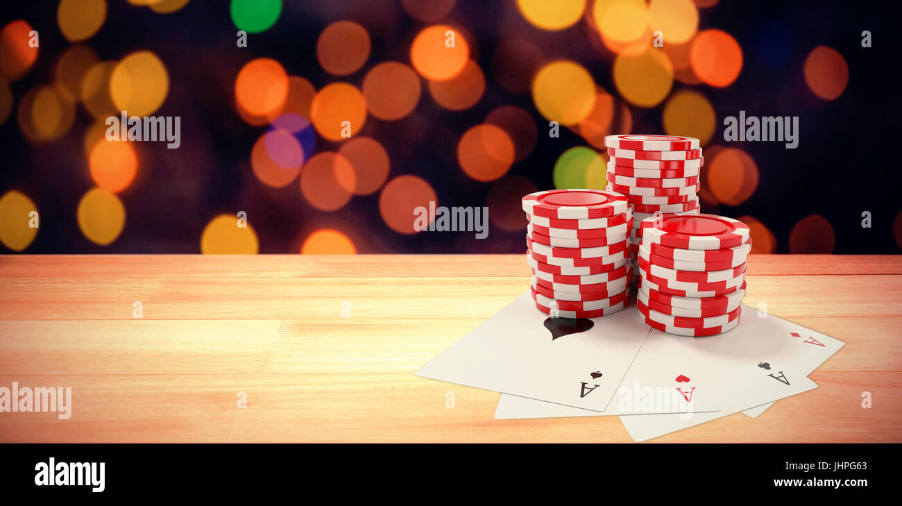 Spielkarten mit roten Casino Jetons gegen zusammengesetztes Bild des braunen Parkett Stockfoto