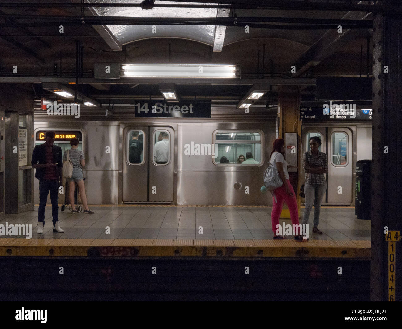 New York, NY USA--Menschen Sie 12. Juli 2017 warten auf einen Zug auf an der 14th Street Station wie ein weiterer Regen zieht. Nur zur redaktionellen Verwendung Stockfoto