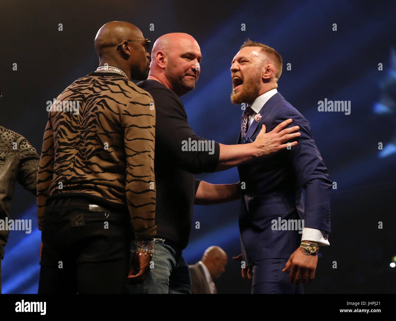 Connor McGregor (rechts) und Floyd Mayweather mit UFC-Präsident Dana White während der Pressekonferenz in der SSE-Arena, Wembley. Stockfoto