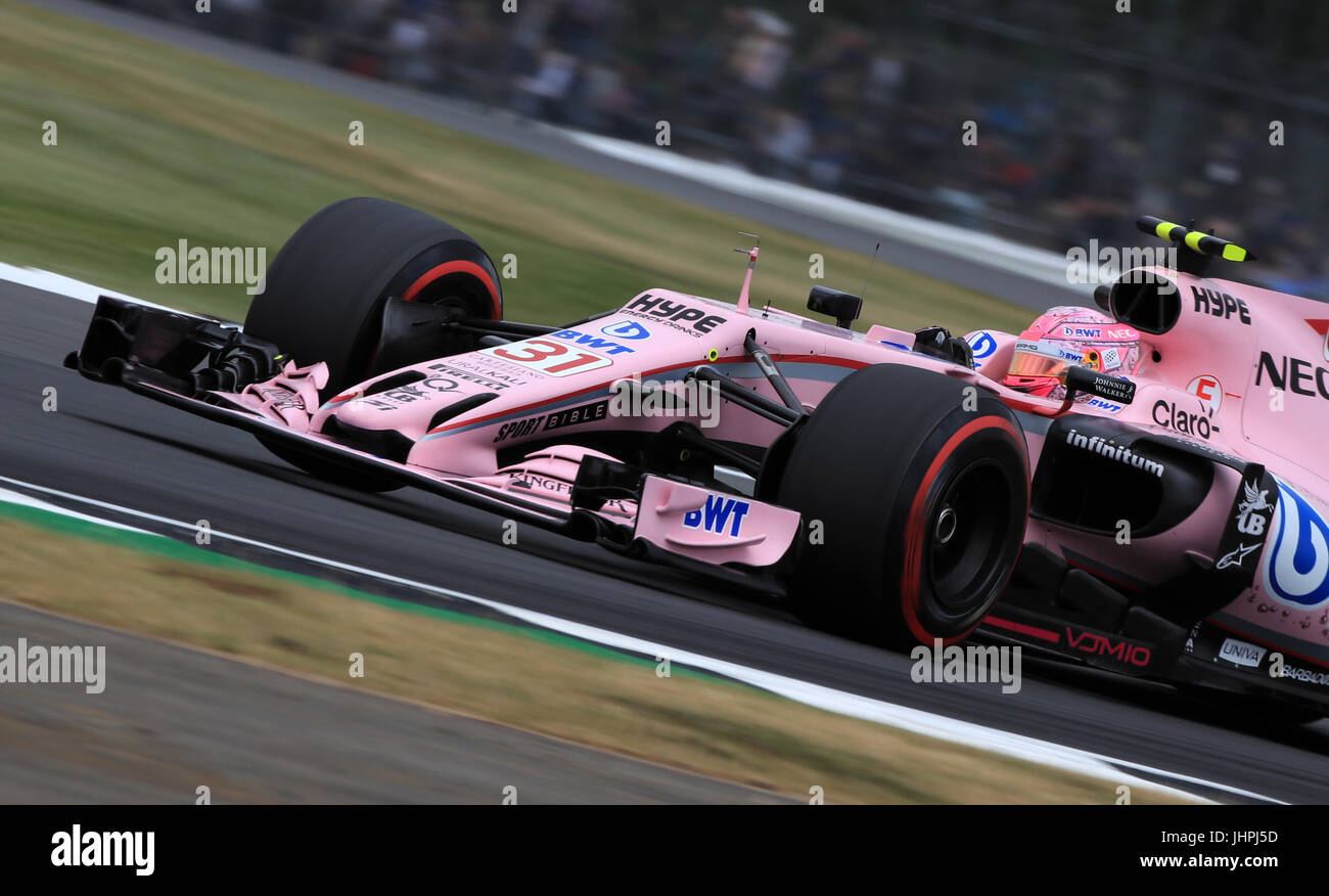 Zwingen Sie den indischen Esteban Ocon beim zweiten Training des Grand Prix von Großbritannien 2017 auf dem Silverstone Circuit, Towcester. DRÜCKEN SIE VERBANDSFOTO. Bilddatum: Freitag, 14. Juli 2017. Siehe PA Story AUTO British. Bildnachweis sollte lauten: Tim Goode/PA Wire. Stockfoto
