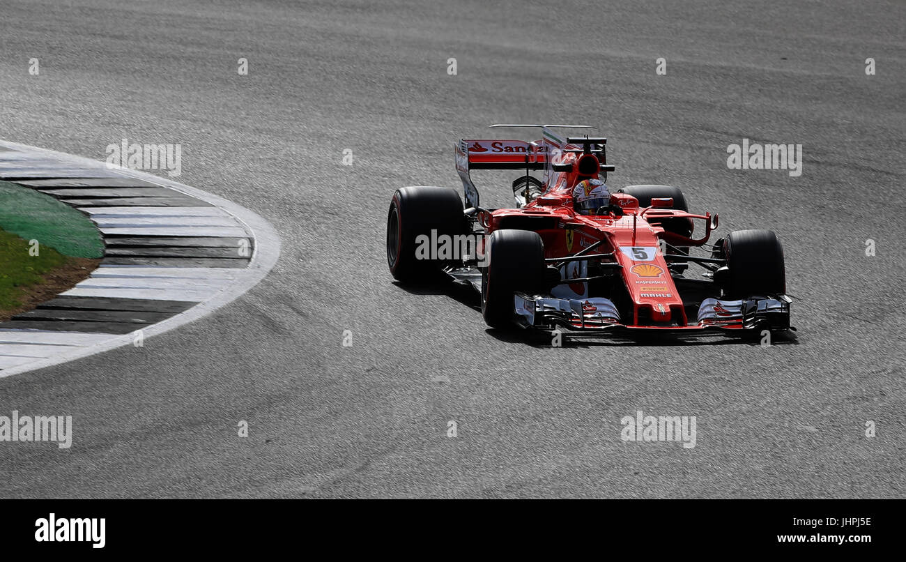 Ferrari's Sebastian Vettel beim zweiten Training des Grand Prix von Großbritannien 2017 auf dem Silverstone Circuit, Towcester. DRÜCKEN SIE VERBANDSFOTO. Bilddatum: Freitag, 14. Juli 2017. Siehe PA Story AUTO British. Bildnachweis sollte lauten: Tim Goode/PA Wire. Stockfoto
