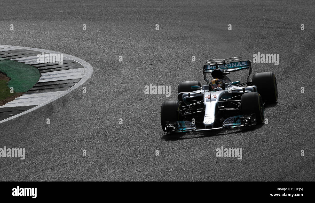 Mercedes Lewis Hamilton im zweiten Training des 2017 British Grand Prix in Silverstone, Towcester. PRESSEVERBAND Foto. Bild Datum: Freitag, 14. Juli 2017. Siehe PA Geschichte AUTO Briten. Bildnachweis sollte lauten: Tim Goode/PA Wire. Einschränkungen: Nur zur redaktionellen Verwendung. Kommerzielle Nutzung mit vorheriger Zustimmung von Teams. Stockfoto