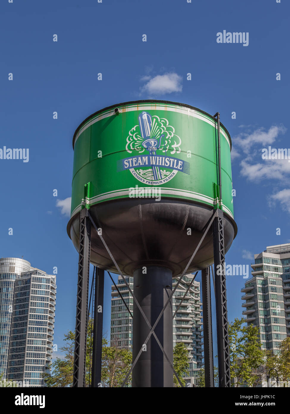 Grüner Wassertank mit Schild für Canadas Premium-Pils neben der Steam Whistle Brewing Roundhouse in Toronto Stockfoto
