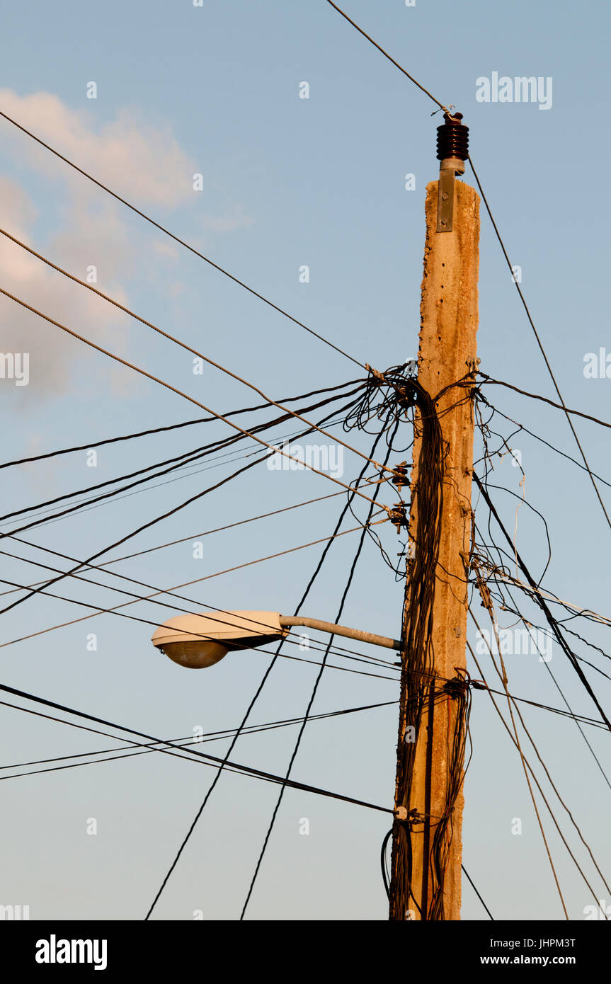 Elektrische Verkabelung auf Strommast in Kuba Stockfoto