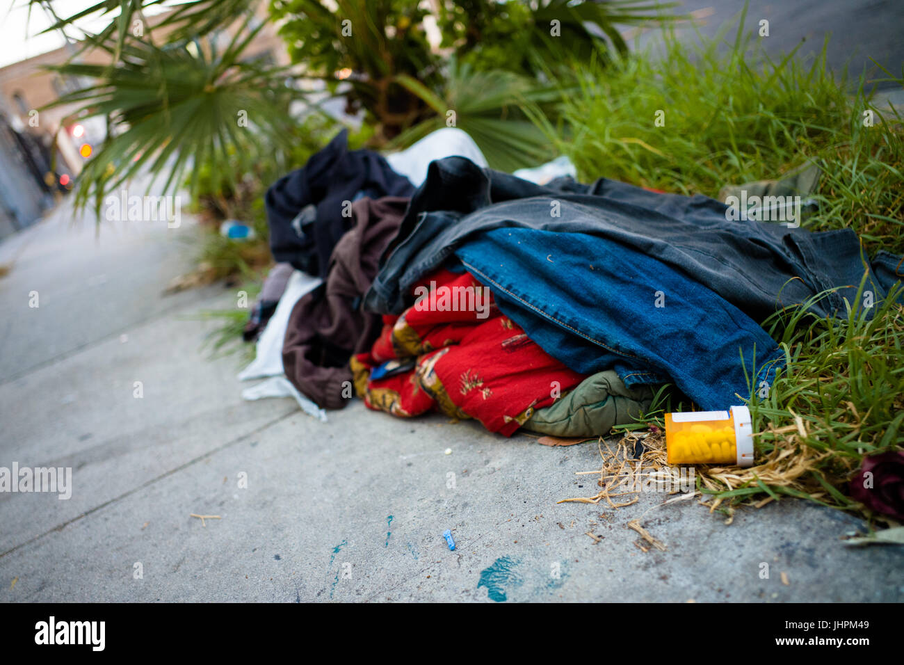 Pharmazeutischen Pillen und verstreuten Kleider lagen verlassenen auf einem Stadt-Bürgersteig in Hollywood, Los Angeles, Kalifornien. Stockfoto
