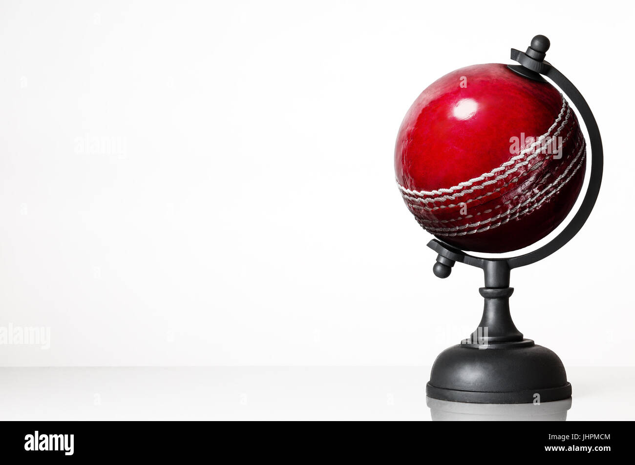 Stillleben-Bild von Kricket Kugel Weltkugel auf weiß Stockfoto