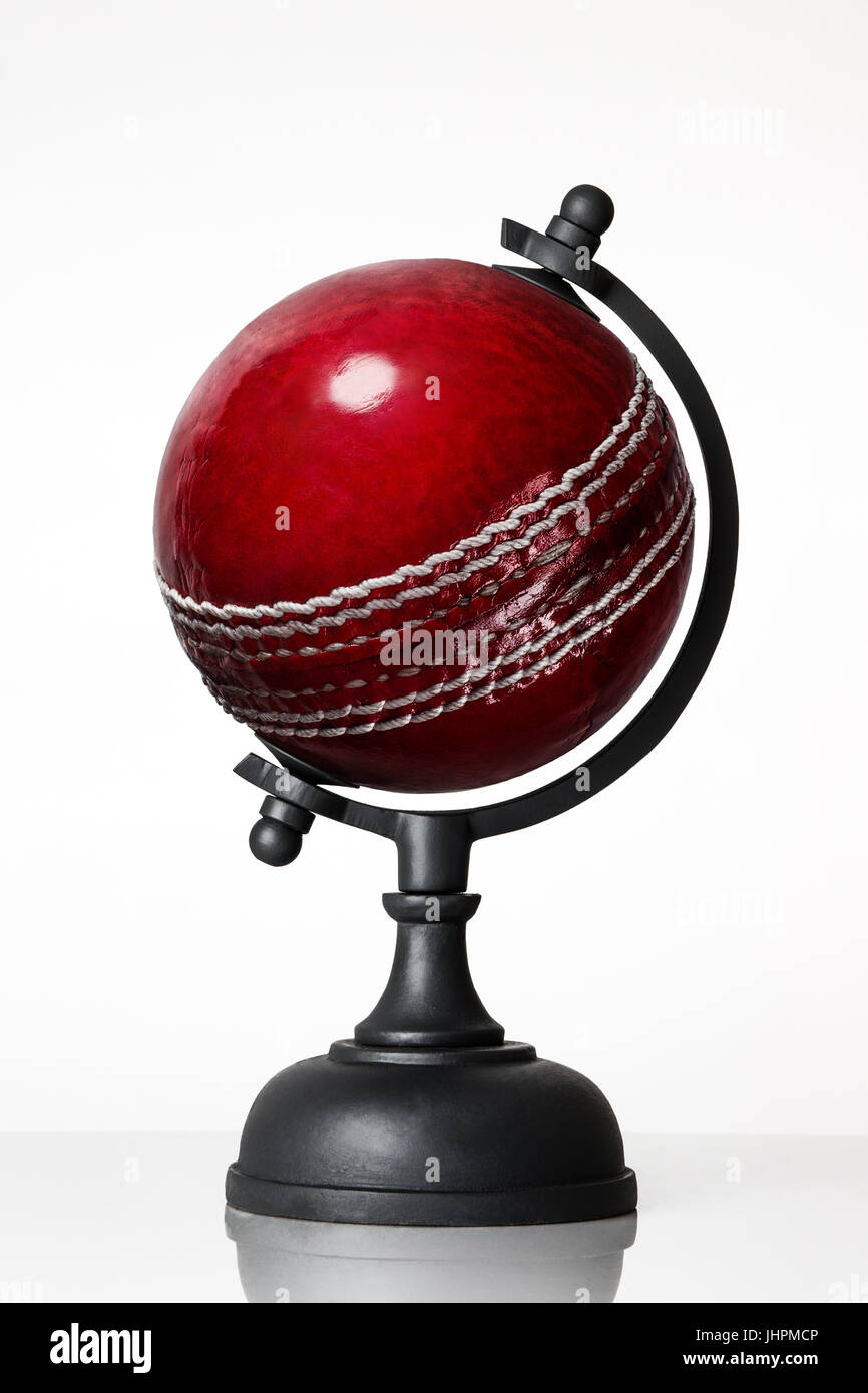 Stillleben-Bild von Kricket Kugel Weltkugel auf weiß Stockfoto