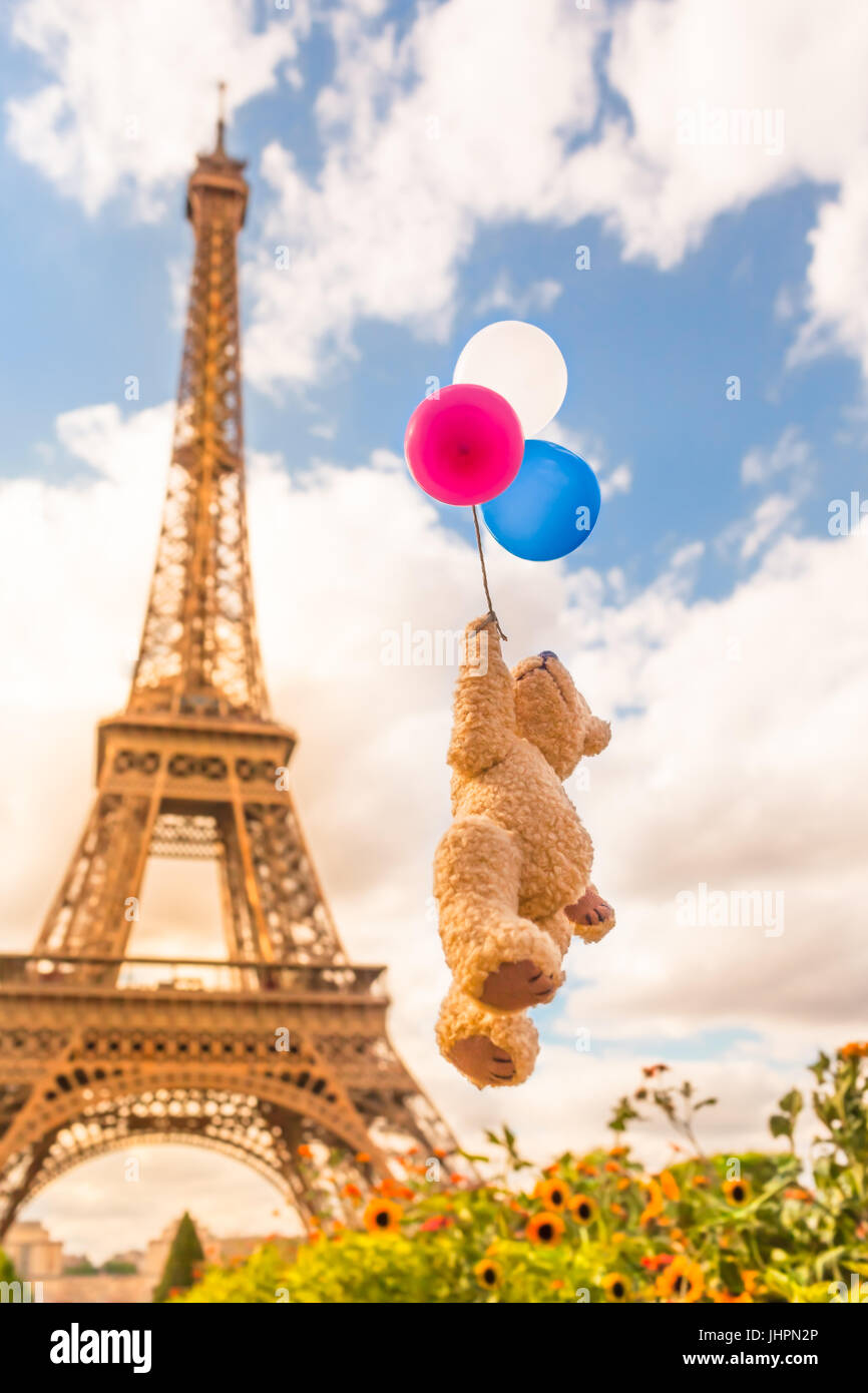 Niedlichen Teddybären fliegen mit Trikolore Ballons bis zu den Vintage hellen Himmel vor dem Eiffelturm, Paris, Frankreich (Kopie) Stockfoto
