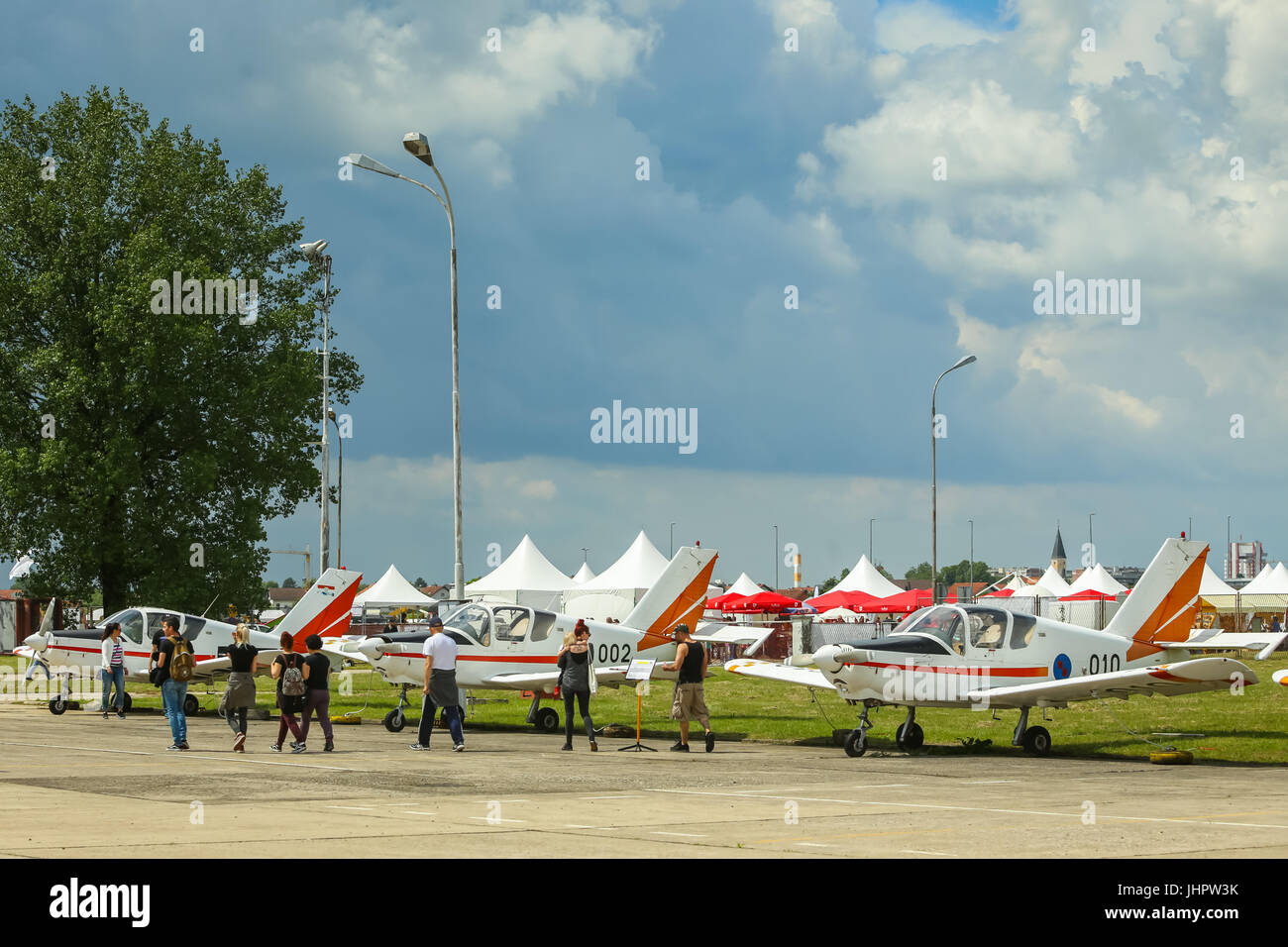 VELIKA GORICA, Kroatien - 13. Mai 2017: Menschen, die Besichtigung einer Gruppe von UTVA 75 Flugzeuge aufgereiht an der AIRVG2017 der Luftfahrt-Tag in Velika Gorica. Stockfoto