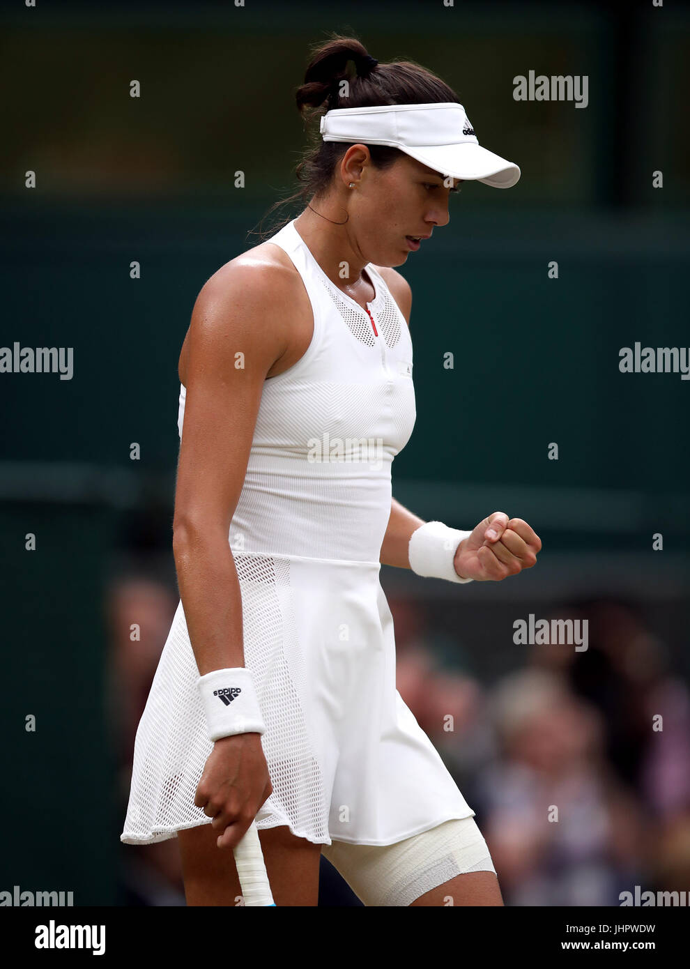 Garbine Muguruza feiert den Aufschlag des Venus Williams im ersten Satz der Ladie Singles am Tag zwölf der Wimbledon Championships in The All England Lawn Tennis and Croquet Club, Wimbledon Finale zu brechen. Stockfoto