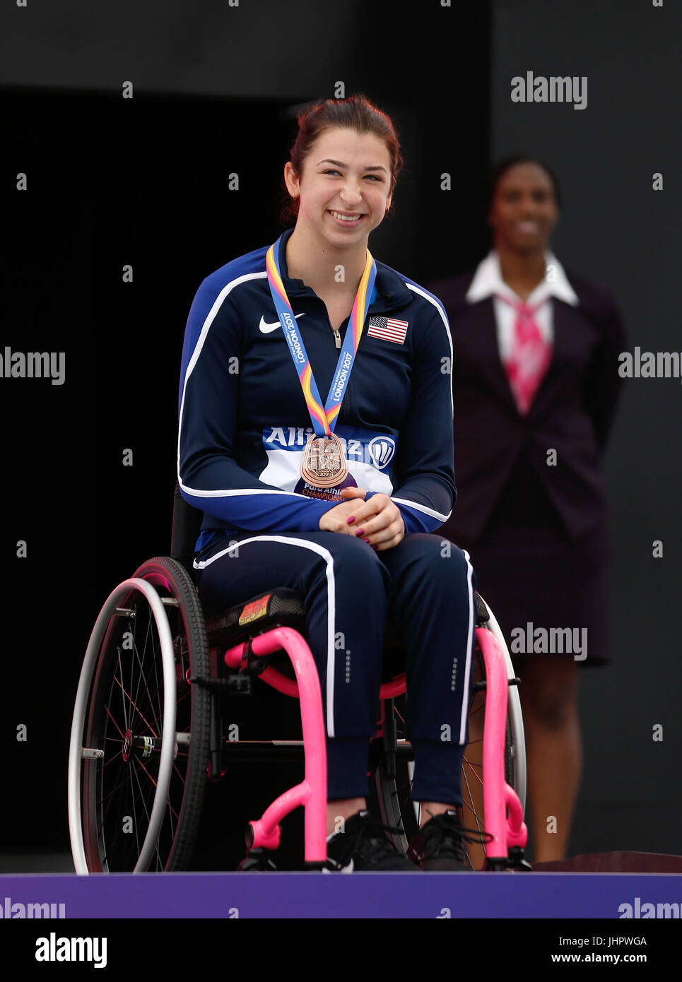 USAS Alexa Halko mit ihrer Bronzemedaille auf dem Podium nach der Frauen 100m T34 tagsüber zwei der 2017 Para Leichtathletik-Weltmeisterschaften in London Stadion. Stockfoto