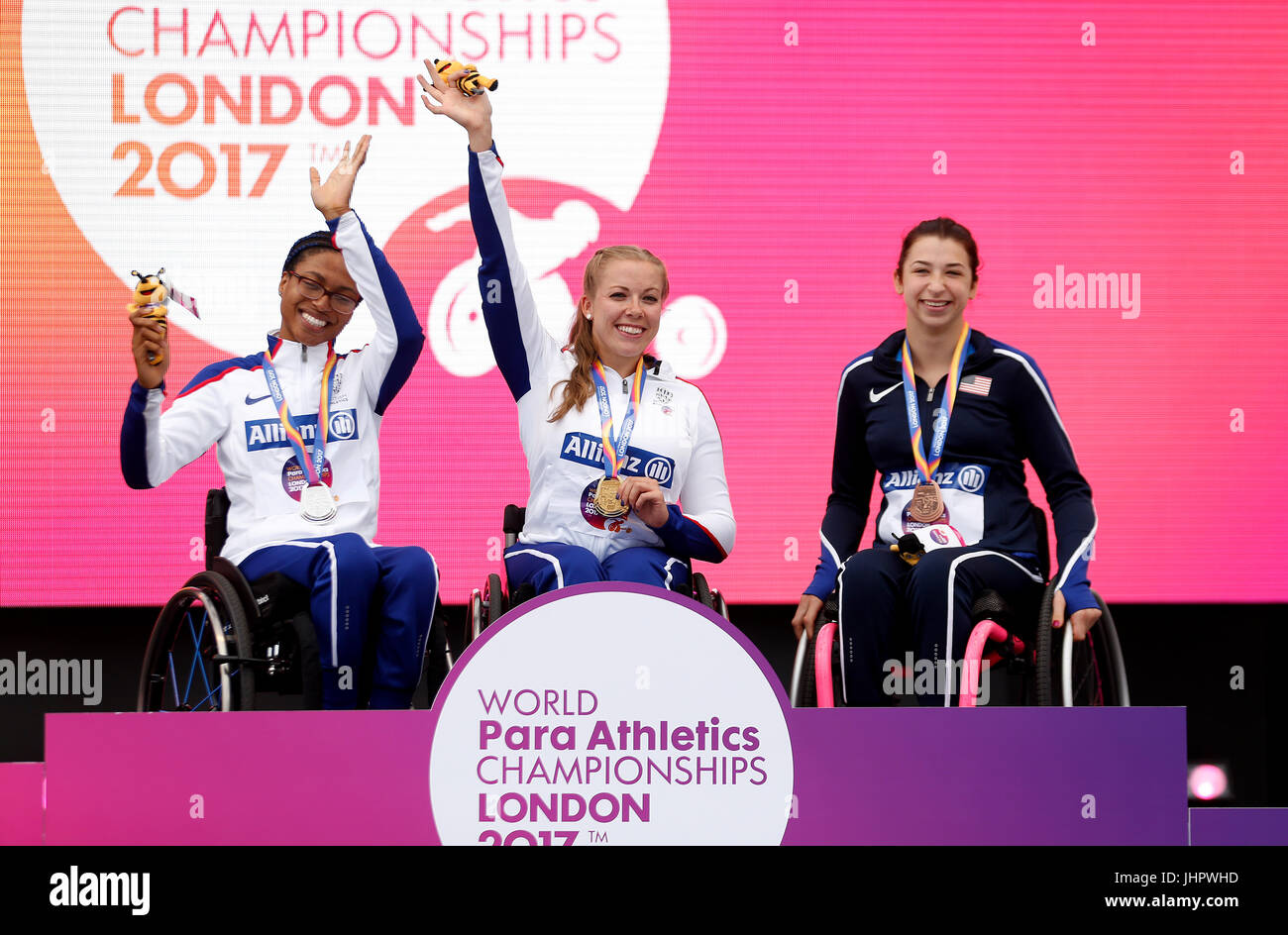 Großbritanniens Hannah Cockroft (Mitte) mit ihrer Goldmedaille, Großbritanniens Kare Adenegan (links) mit ihrer Silbermedaille und USAs Alexa Halko (rechts) mit ihrer Bronzemedaille auf dem Podium nach der Frauen 100m T34 tagsüber zwei der 2017 Para Leichtathletik-Weltmeisterschaften in London Stadion. Stockfoto