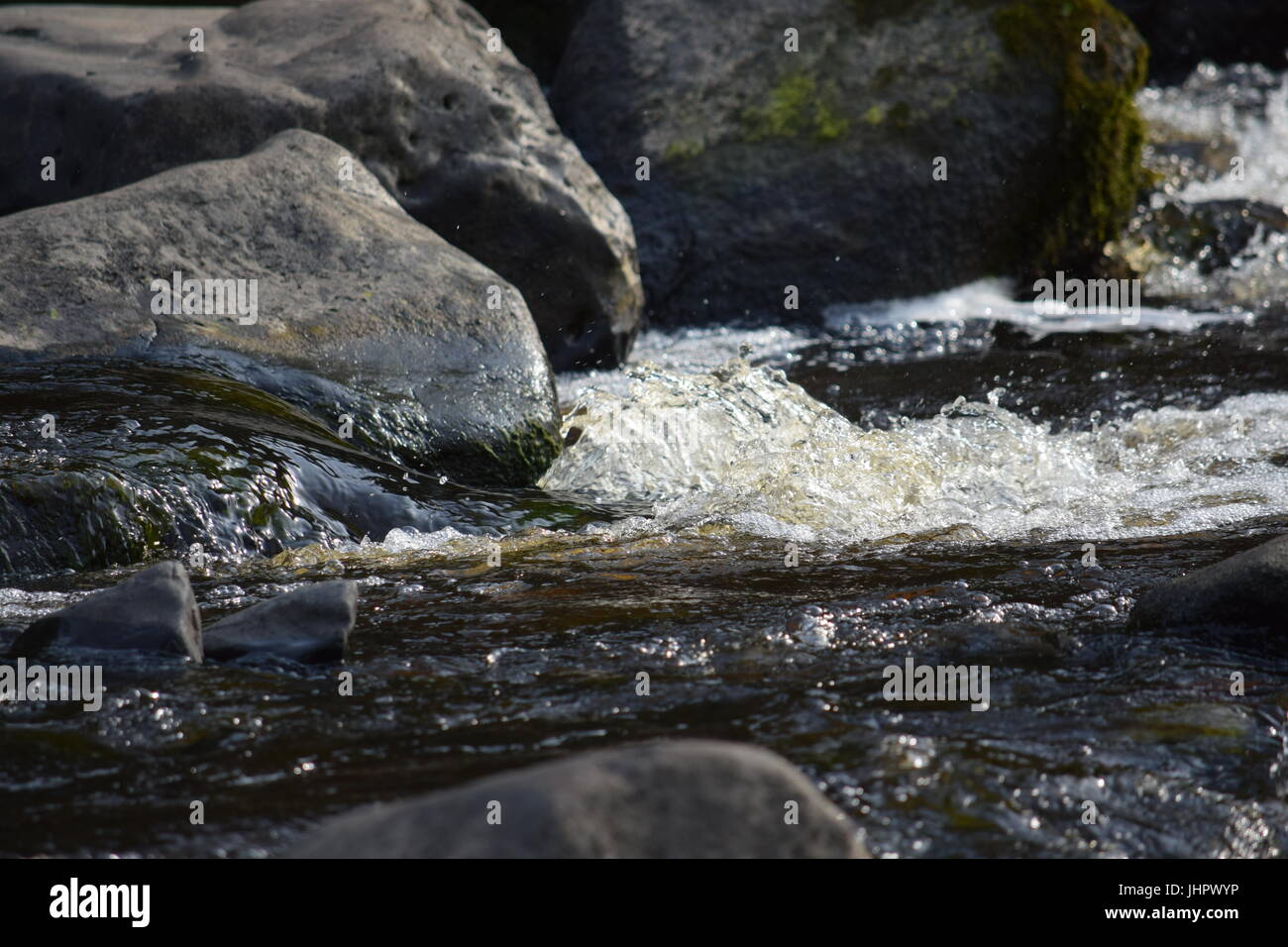 Felsen und Wasser Stockfoto