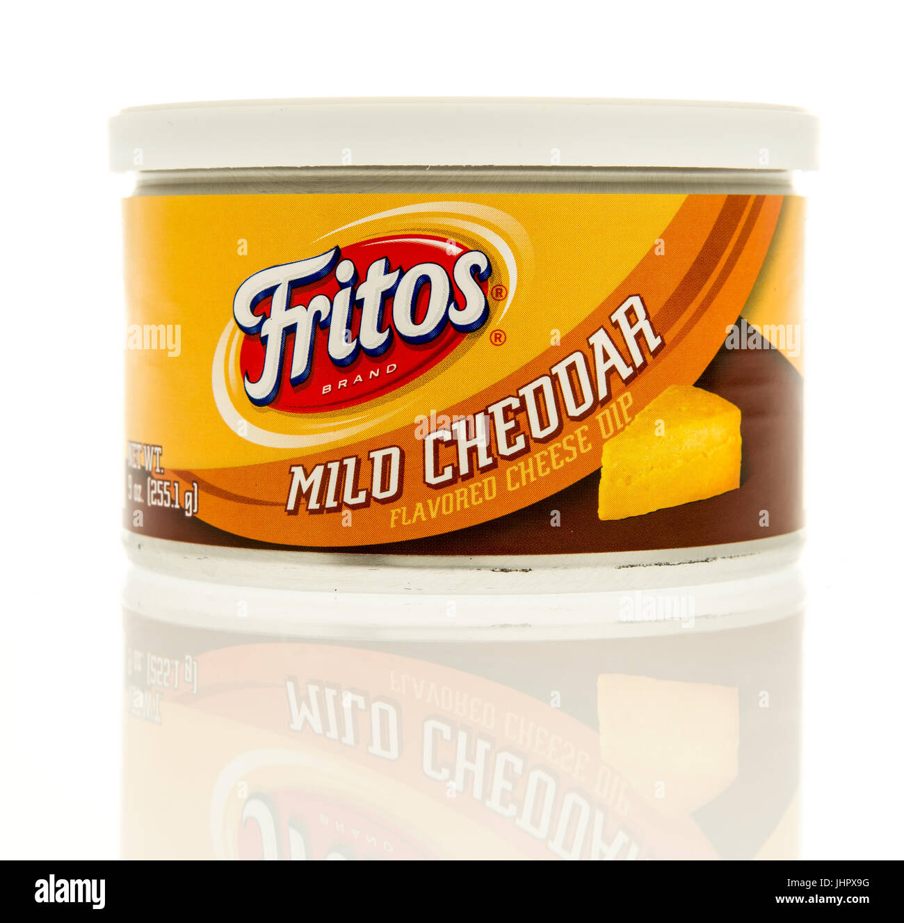 Winneconne, Wisconsin - 15. Juli 2017: A can fo Fritos Marke milden Cheddar-Käse-Dip auf einem isolierten Hintergrund. Stockfoto