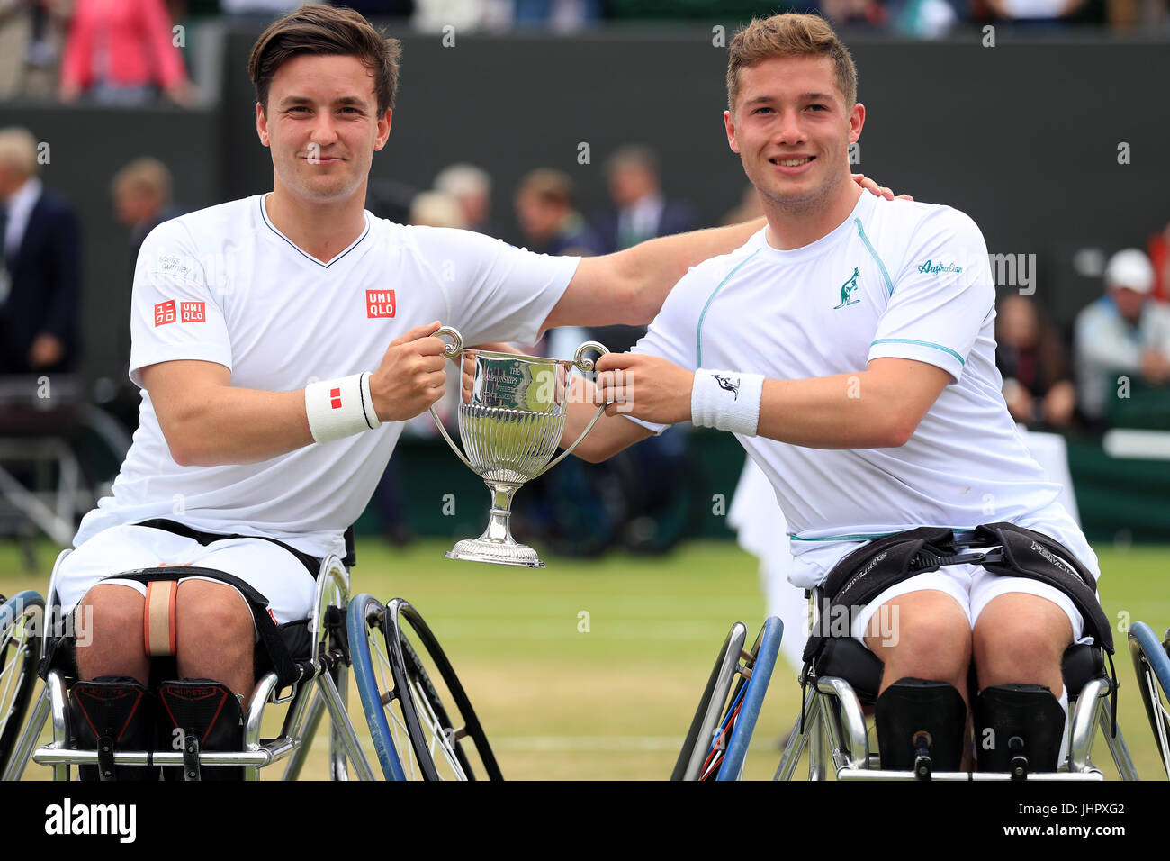 Alfie Hewett (rechts) und Gordon Reid feiern Sieg gegen Stephane Houdet und Nicolas Peifer in der Herren Rollstuhl Doppel Finale am Tag zwölf der Wimbledon Championships im The All England Lawn Tennis and Croquet Club, Wimbledon. Stockfoto